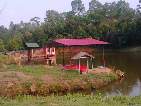 Lakeside grounds at Da-Wan-Ki